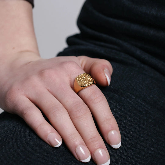 Hammered Ring (Guld) AMANTÉ COPENHAGEN