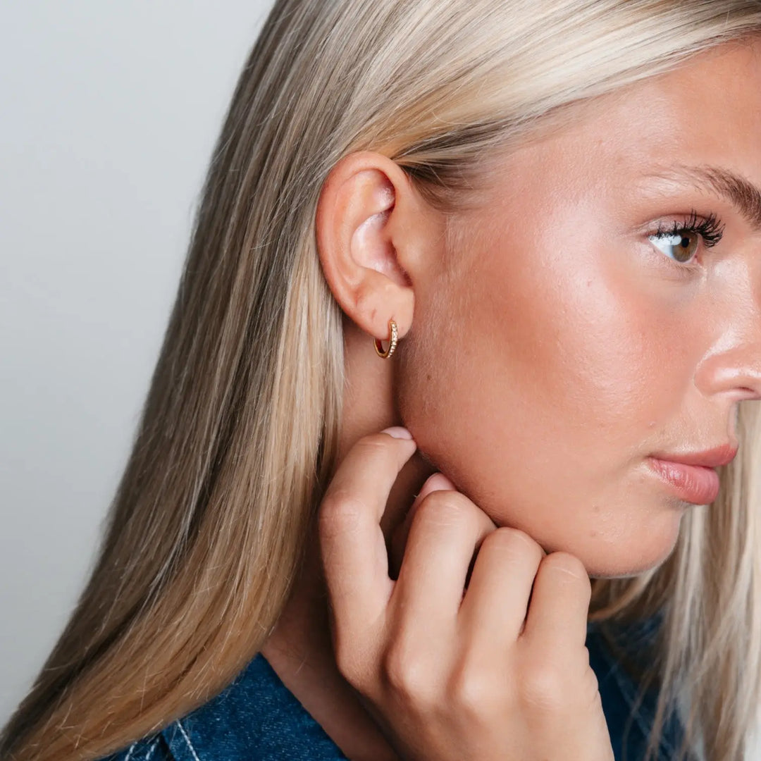 Zircon Mini Hoops (Guld)-AMANTÉ COPENHAGEN
