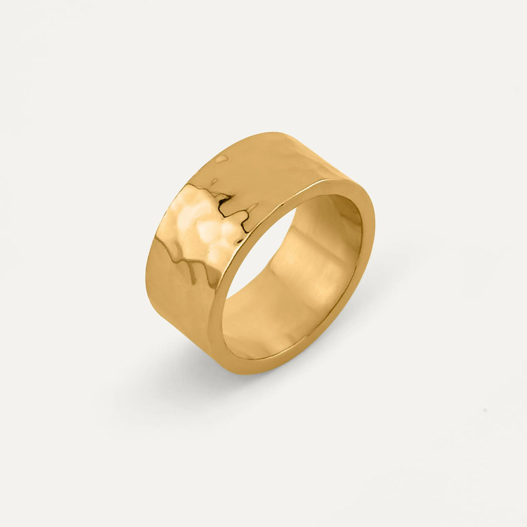Hammered Band Ring (Guld) AMANTÉ COPENHAGEN