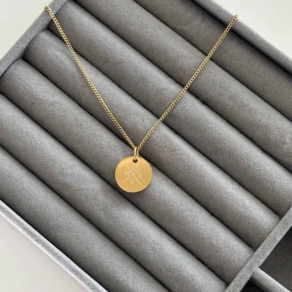 Initial Krydshalskæde (Guld) AMANTÉ COPENHAGEN