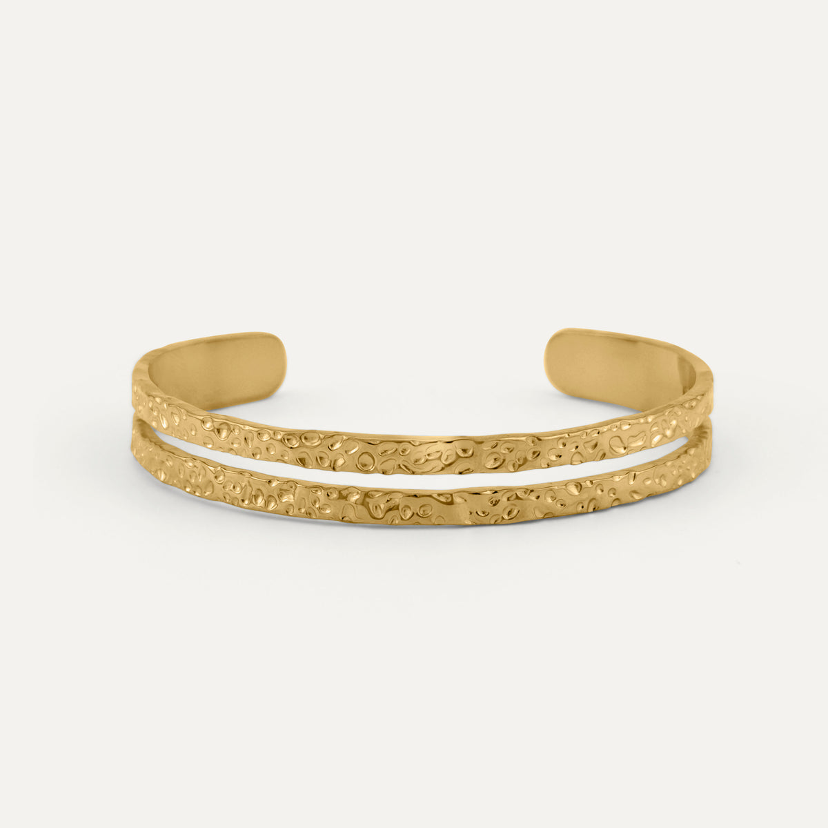 Nola Cuff Armbånd i guld med to parallelle bånd i hamret struktur